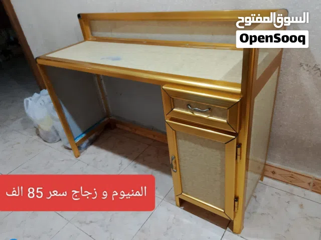 ميز المنيوم و زجاج