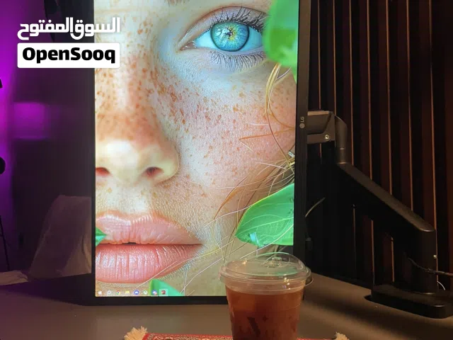 شاشة عرض للبيع جديد قابل تفاوض مع كل اغراضه و كرتونه