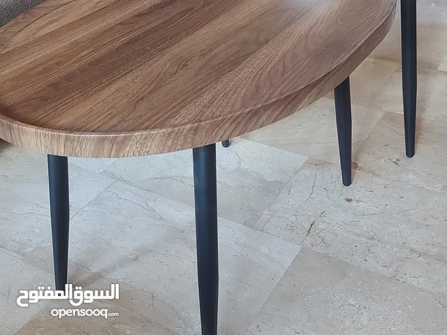 طقم طاولات غرفة قعدة جديدة عدد 2 خشب لون بني مع ارجل معدن