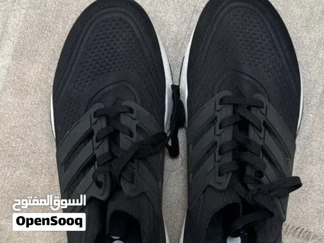 هذا حذا للجري و من شركة Adidas Ultraboost على الأرجح طراز 21 او 22 بالون الأسود و تتميز بنعل اوسط