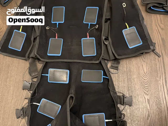 جهاز EMS احترافي متكامل لاسلكي (3 بدلات مستعملة وشبه جديدة ) للبيع أو الإيجار