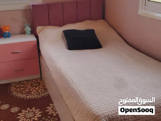 سرير مفرد مع طاولة جانبية للبيع - شبه جديد