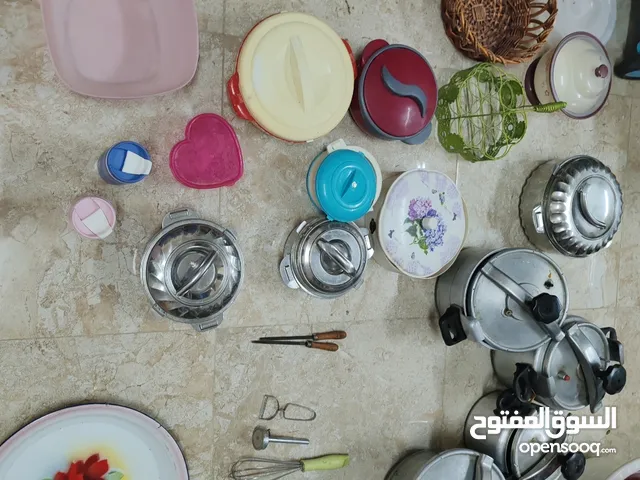 أوني مستعملة بحالة مقبولة، قابل للتفاوض Used pots and kitchen utensils. Price is negotiable.
