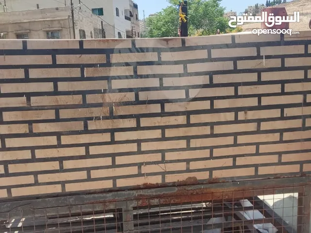 فرن حجر معزول مع طاولتين رخام بحال الجديد