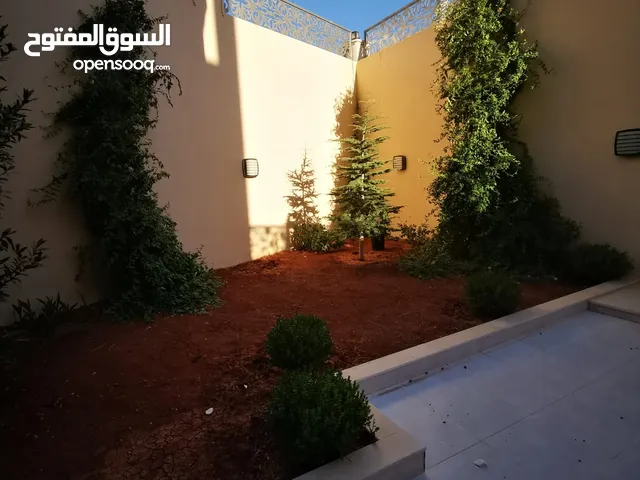 شقة مفروشة ارضية للايجار / في عبدون مع كراج خاص ديكورات مميزة.. مساحة 120م