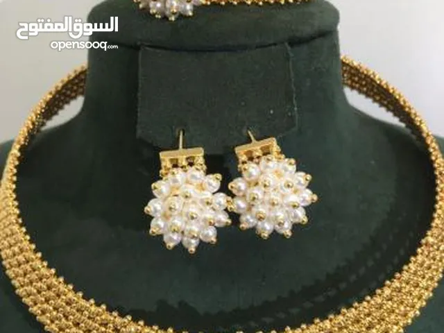 اطقم ذهبية فاخرة باللون الذهبي