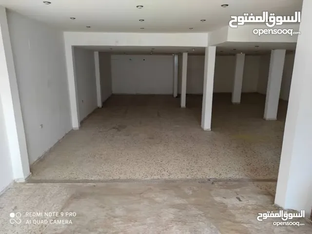 120 مخزن في قرجي بجانب مصحة الفردوس وجامع عمر بن عبد العزيزبجانبطريق السريع فيه حمام ومطبخ بار