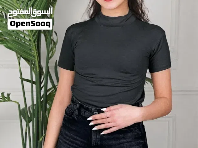 القطعة الأساسية بخزانتك، رجعت وبـ 6 ألوان مميزة! بلوزة أنيقة بقصة ناعمة وراقية، خامة مريحة ومرنة،