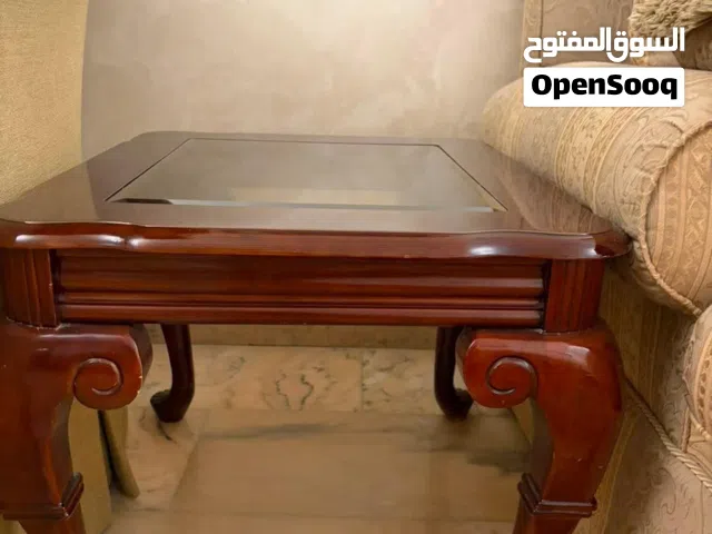 طاولة وسط مستطيلة و معها طاولتين جانبيتين