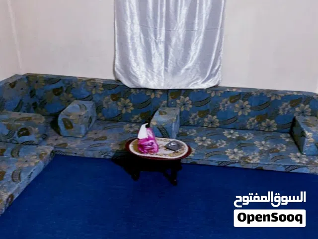 الدولاب نظيف وخشب قديم 3فتحات ب38الف  المجلس مع الموكيت ب85الف 12متر