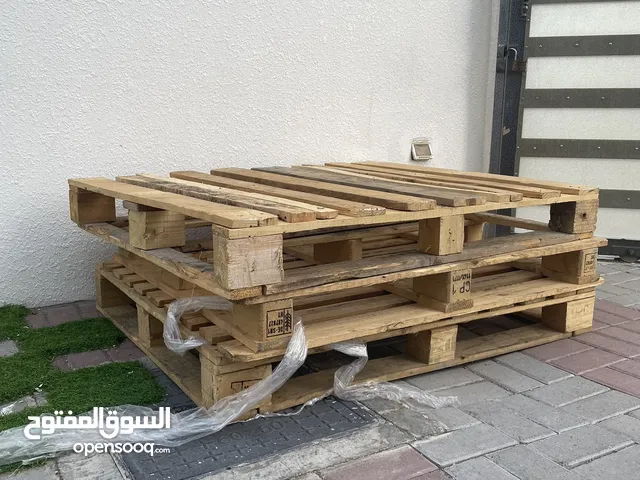 طاولة خشبية تصلح ان تكون للجلسات الخارجية جودة عالية القطعة 