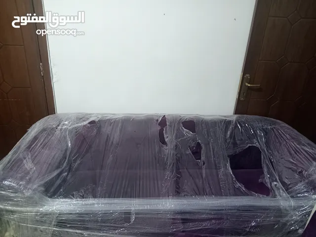 كنب نهدي للبيع جديد سبع مقاعد خشب سويد رجلين الون ذهبي وجهين مخدات واحد كابتشينو واحد اوفوايت للبيع
