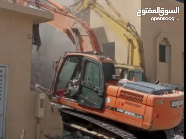بوكلين لهدم المباني السكنيه