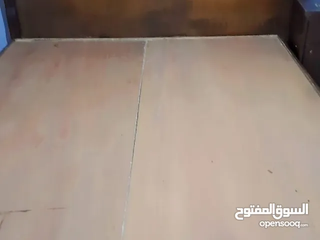 تخت خشب ثقيل للبيع فقط ب 25
