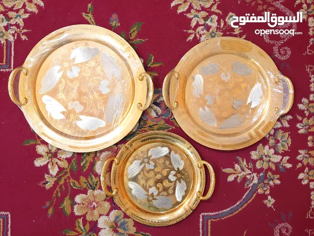 صواني سيت  3 قطع مطلي بماء الذهب عيار 21 مع صواني تقديم عدد2 مختلفة