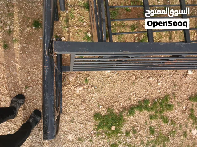 يوجد تختين عاديات وتخت طبي و4 حمايات وباب مستودع للبيع