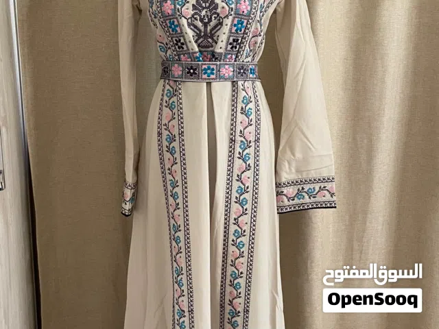 فساتين مستعملة حالتهم جيدة للبيع