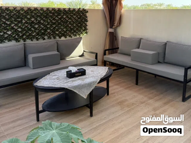 للبيع طقم كنب خارجي مع طاولة بحالة ممتازة