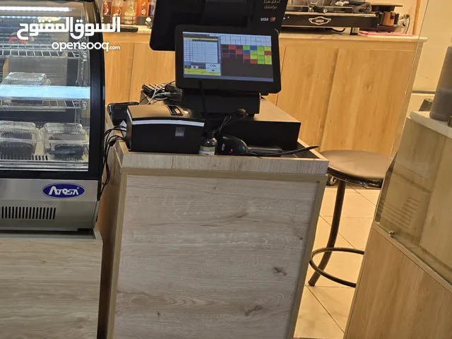 نظام مبيعات POS شاشتين مع طاولة كاش شبه جديد للبيع - كاش