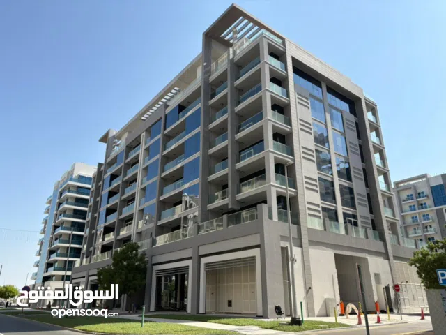 مبنى سكني وتجاري فخم للبيع في شاطئ الراحة