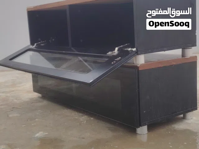 طاولة تلفزيون للبيع بحالة كويسة