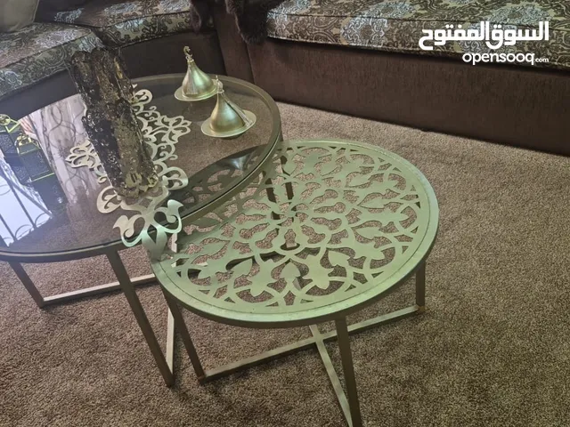 طاولة وسط قطعتين