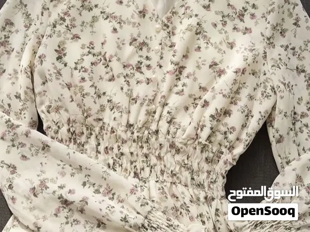 فستان انثوي بنقشة الزهور لكل وحدة تحب التميز والنعومة،