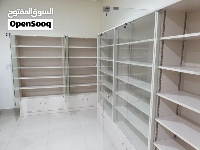 7 دواليب بأبواب زجاجية و طاولات وكراسي من ايكيا