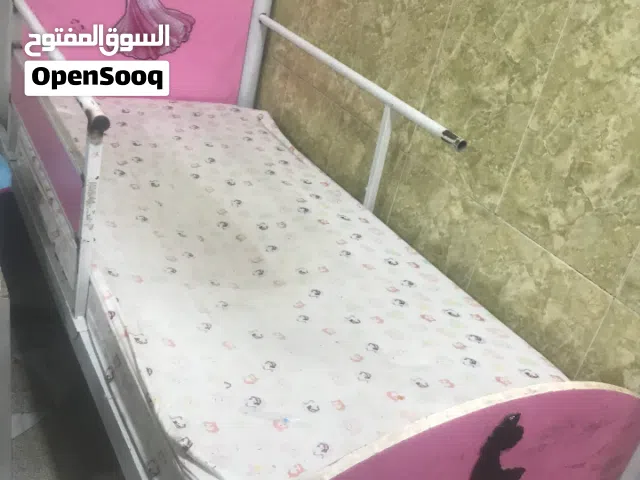 سرير حديد وخشب