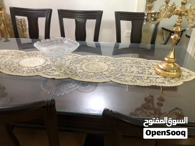 طاولة سفره 8 كراسي بحالة ممتازه وفرش الكراسي ممتاز