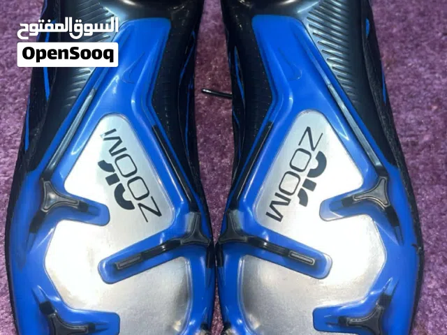 حذاء كرة قدم اصابع بسعر غير مسبوق بس ب 15 دينار نمرة 40