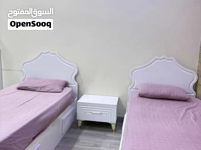 غرفة نوم باللون الابيض لشخصين