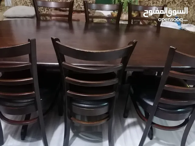 طاولة سفرة مع 8 كراسي 180د وكنباية مفردة ضغط عالي 25د