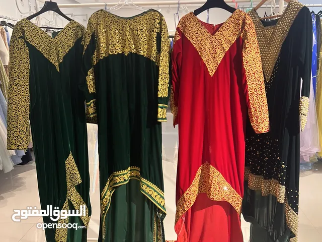 ازياء تقليديه وفساتين للبيع كذلك يوجد لدينا فساتين سهره وازياء تقليديه جميله للايجار الموقع العامرات