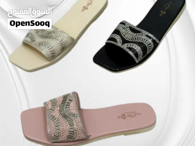 صنادل نسائي كعب صغير عريض بضاعه راقيه للذي يعرف البضاعه مقاسات من 36 إلى 40 سعر الدرزن 12 الف قديم