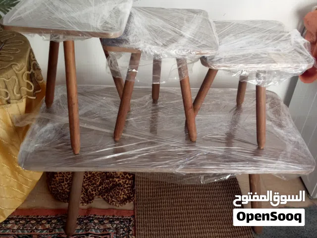 طاولات غرفة ضيوف عدد أربعة وحدة كبيرة و ثلاثة صغيرة جداد للبيع