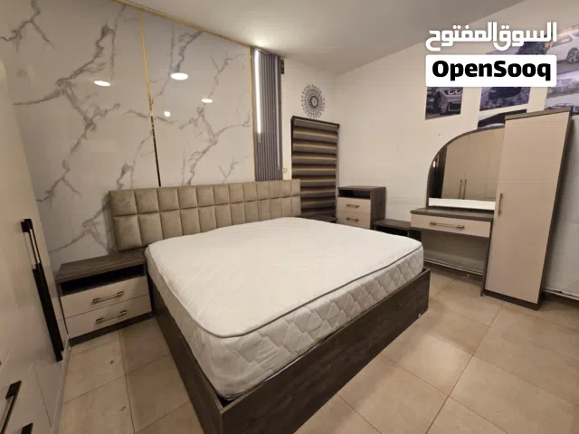 غرفه نوم ماستر خشبها لامنت تتكون من خزانه 6 أبواب وتخت مزدوج وتواليت وتسريحة بالإضافة ملحق بيبي تخت