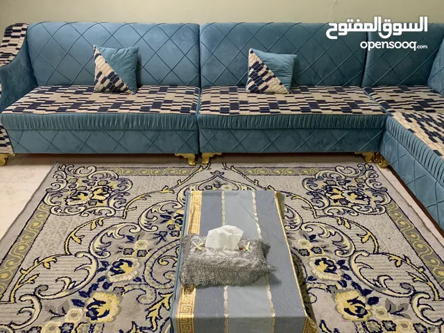 كنب مع طاولة شبه جديدة