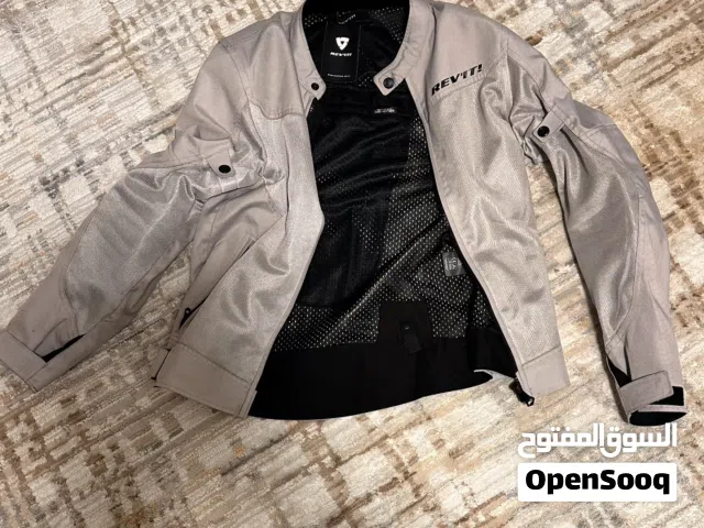 للبيع جاكيت سيفتي و سماعة خوذة و شنطة تانكي