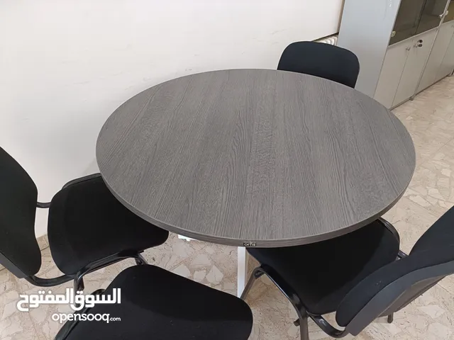 طاولة دائرية مع 4 كراسي