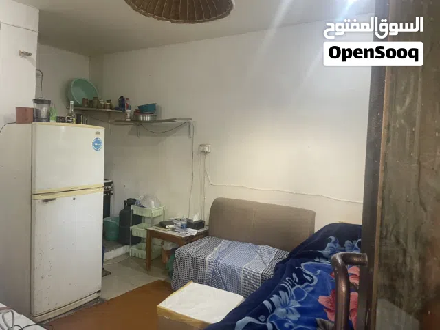 ستوديو للايجار 100 دينار شرط شراء الاغراض