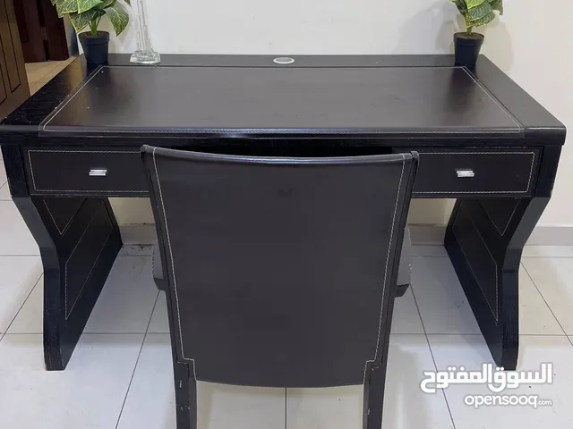 مكتب وكرسي لون بني غامق 150 درهم ابوظبي ال نهيان
