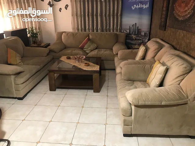 طقم جلوس 7 مقاعد لون بيج + طاولات