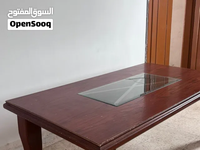 طاولة وسط غرفة معيشة