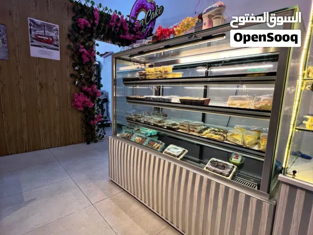 محل كيك ومعجنات متكامل للبيع