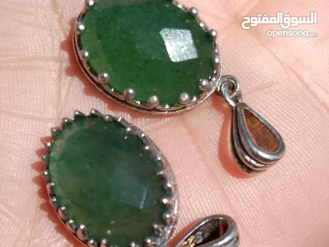 تعليقة فضة925 صياغه يدوي. بحجر الزمرد الزامبي الطبيعي . 15قيراط زمرد طبيعي وفضةةعيار 925