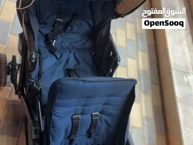 عربة أطفال لعمرين مختلفين