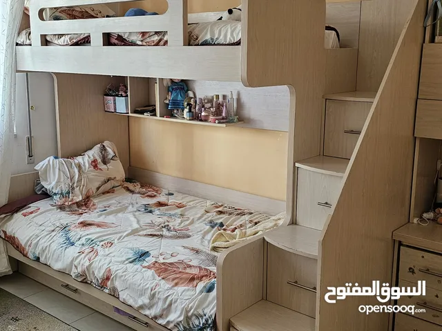 غرفة نوم سرير طابقين مع سرير اضافي جرار و خزانة طابقين و التوابع (خشب لاتيه بالكامل)