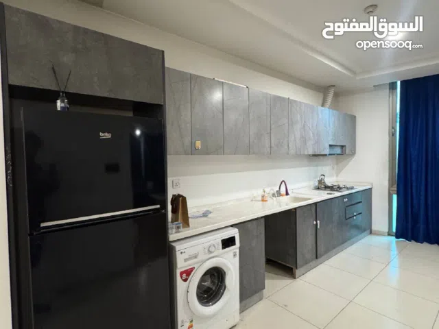 شقه للبيع في مجمع لايف تاورز المساحة 104 م