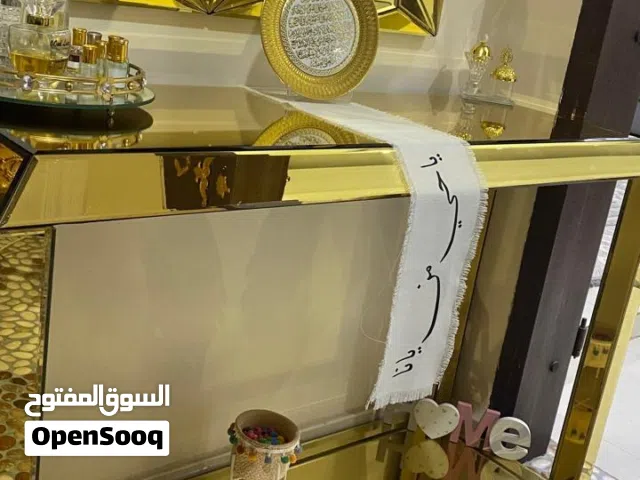 اكسسوار للمنزل  المراة مع الطاوله زجاجيه من النوع الثقيل استعمال 4 سنوات لا يوجد بها اي خدش نظيفه